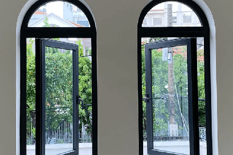 Cửa nhôm uốn vòm: Ưu nhược điểm, mẫu đẹp và cách lựa chọn 